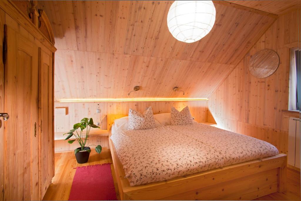 Postel nebo postele na pokoji v ubytování Juvanova hiša - Apartments and Rooms