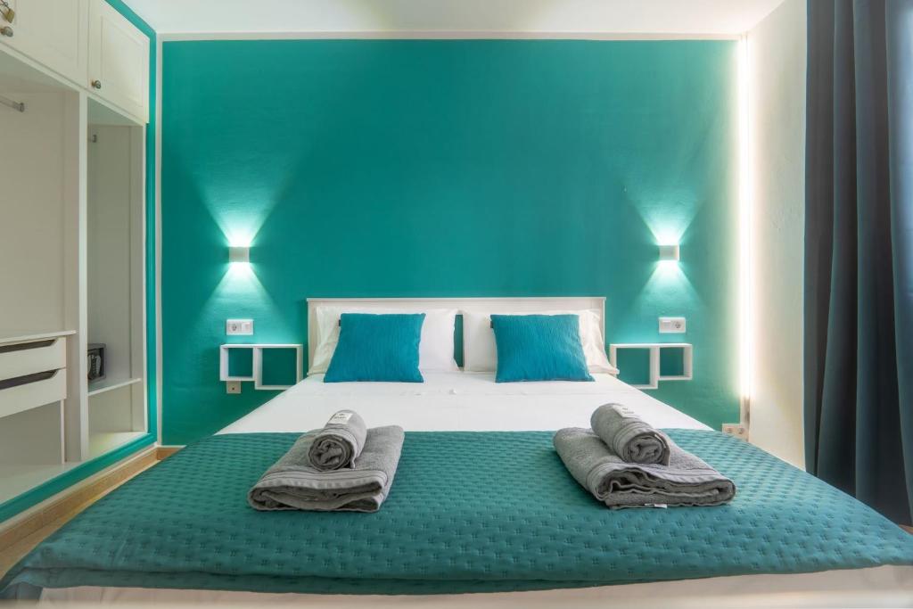 una camera da letto blu con un letto con asciugamani sopra di B-Rent Perla de Mar a Corralejo
