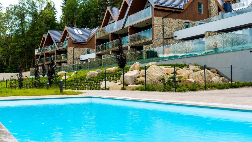 una piscina vuota di fronte a un edificio di Kras Resort Apartament 110 z prywatnym jacuzzi i widokiem na góry a Szklarska Poręba