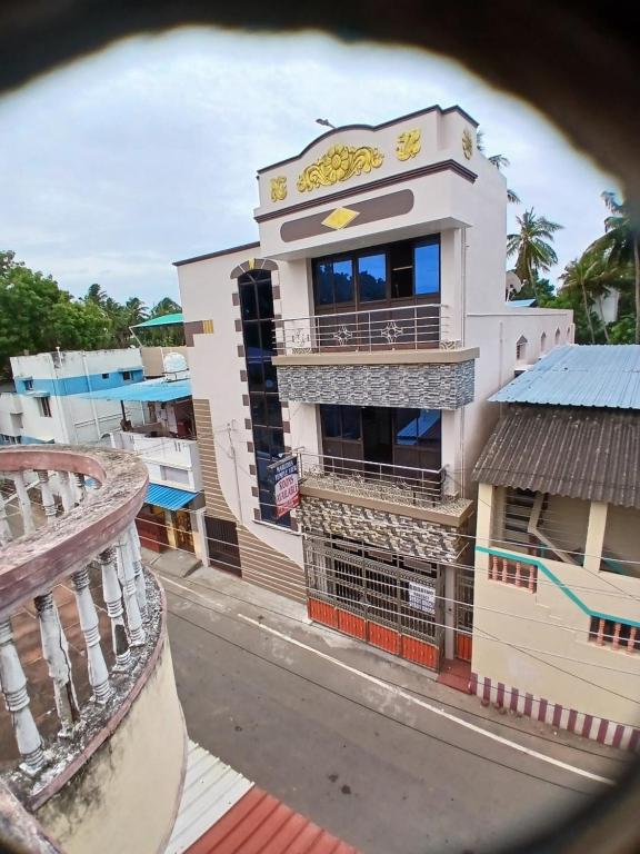 El edificio en el que está la habitación en casa particular