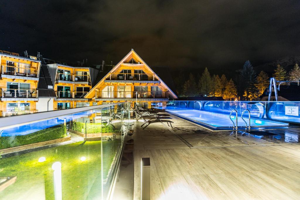 Bazén v ubytovaní Apartamenty Royal Resort Spa alebo v jeho blízkosti