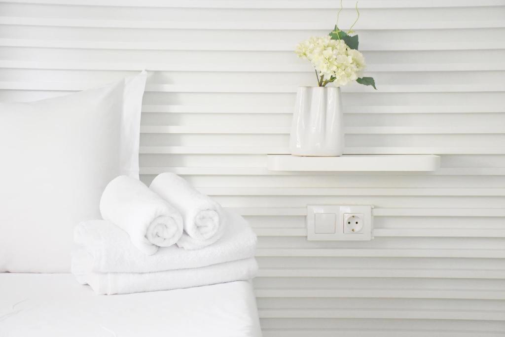 Łóżko lub łóżka w pokoju w obiekcie Evangelia Rooms & Αpartments - B