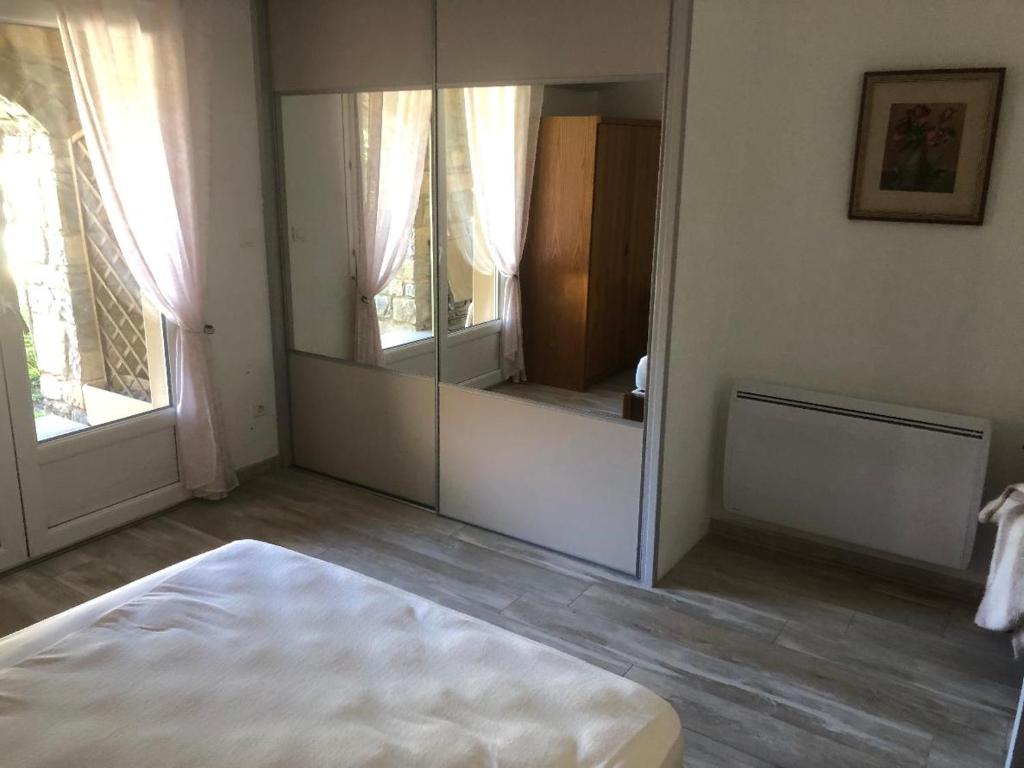Postel nebo postele na pokoji v ubytování Hôtel de la Madeleine Anduze
