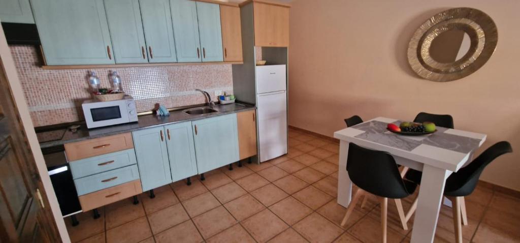A kitchen or kitchenette at Apartamento vacacional Fuerteventura 1A