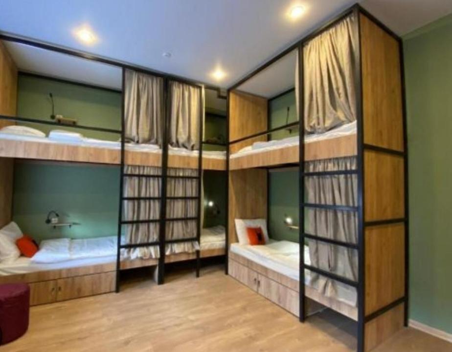 Хостел со скольки лет. Хостел со скольки лет. Комната на 6 человек. Хостел хайд. Многоярусные кровати в хостеле.