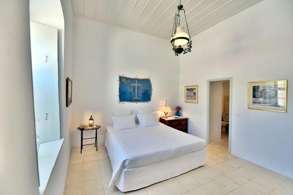 Una cama o camas en una habitación de Captain's House for 4 - Historical Home Hydra 1800