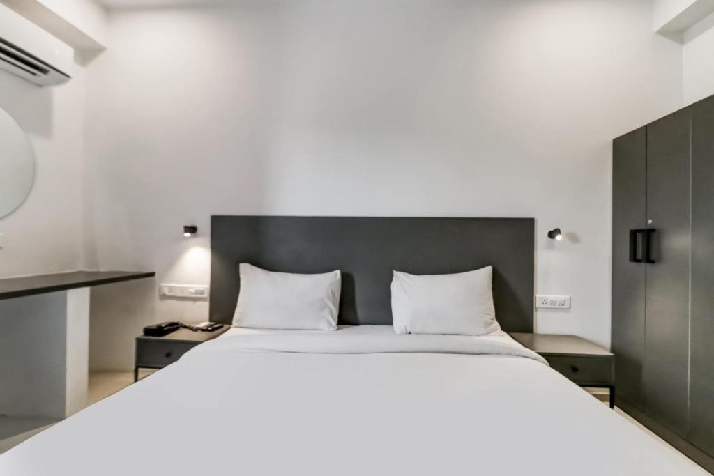Postel nebo postele na pokoji v ubytování Townhouse South City 2 Sector 49 Gurgaon
