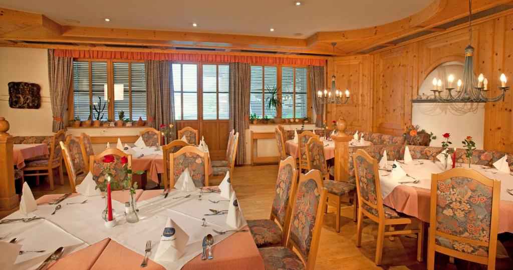 Reštaurácia alebo iné gastronomické zariadenie v ubytovaní Hotel Flatscher