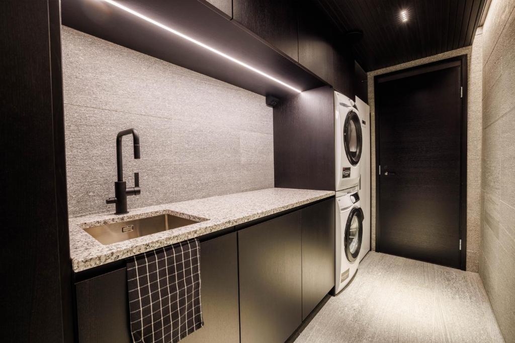 Кухня или мини-кухня в Luxury Villa Utsun Otso inc Hot Tub
