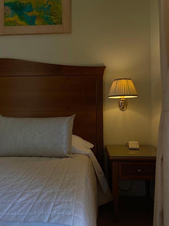 Postel nebo postele na pokoji v ubytování Hotel Akropolis - Museum Hotel
