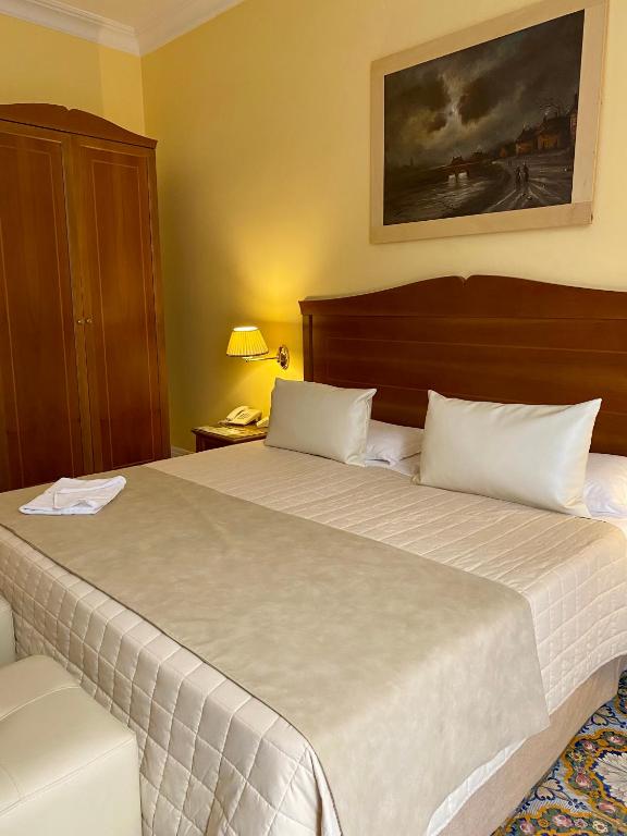 Postel nebo postele na pokoji v ubytování Hotel Akropolis - Museum Hotel