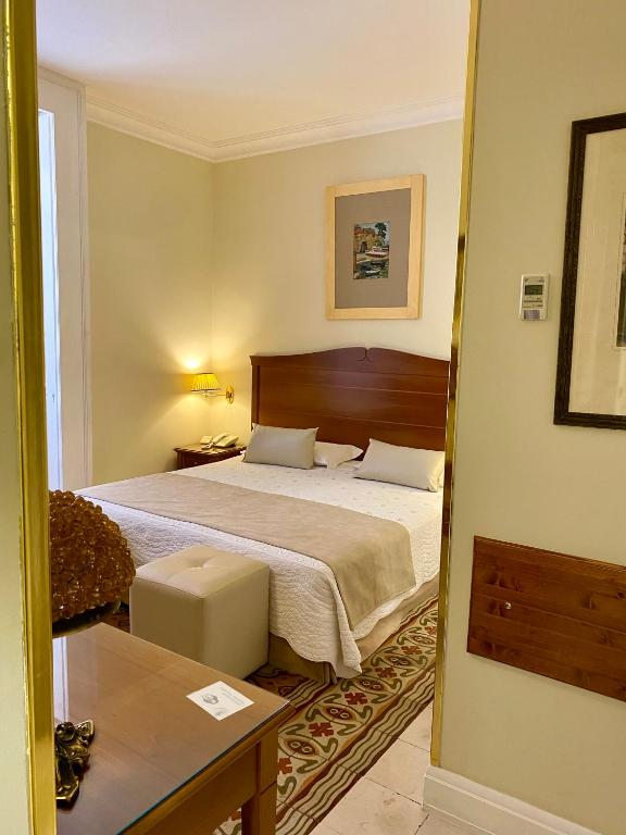 Postel nebo postele na pokoji v ubytování Hotel Akropolis - Museum Hotel
