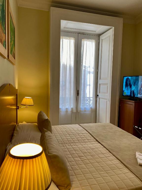 Postel nebo postele na pokoji v ubytování Hotel Akropolis - Museum Hotel