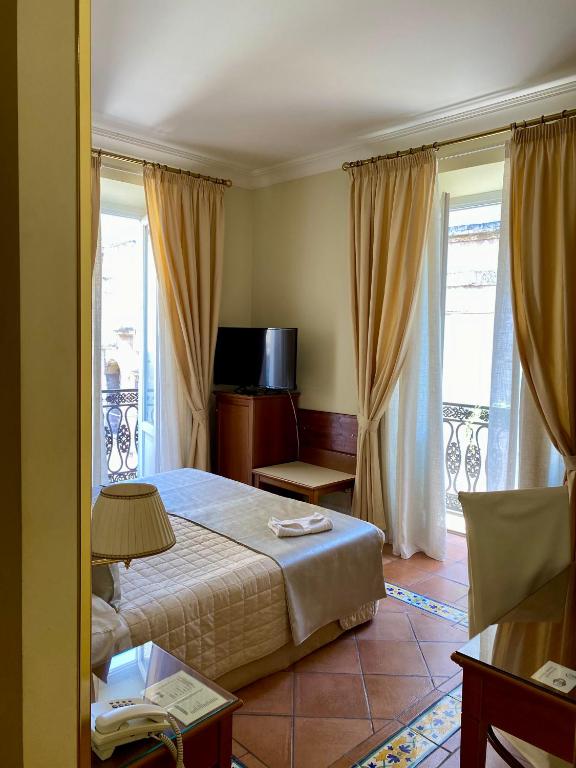 Postel nebo postele na pokoji v ubytování Hotel Akropolis - Museum Hotel