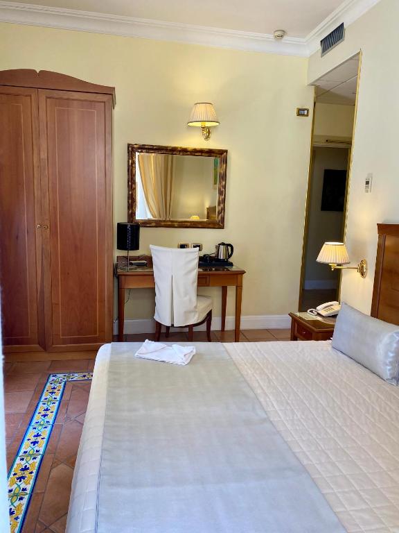 Postel nebo postele na pokoji v ubytování Hotel Akropolis - Museum Hotel
