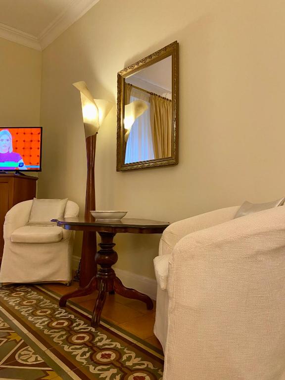 TV a/nebo společenská místnost v ubytování Hotel Akropolis - Museum Hotel