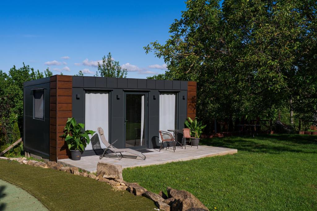 Zahrada ubytování TINY HOUSE mezi sklepy