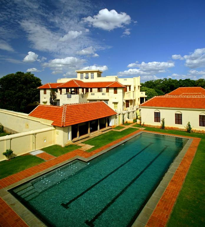 Bazén v ubytování Visalam Chettinad Palace - A CGH Earth Experience nebo v jeho okolí