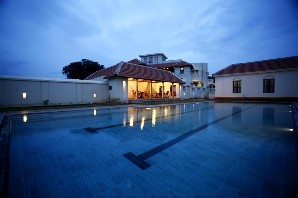 Bazén v ubytování Visalam Chettinad Palace - A CGH Earth Experience nebo v jeho okolí
