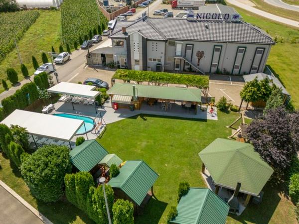 Bazén v ubytování Garni Hotel & Spa Nicolo nebo v jeho okolí