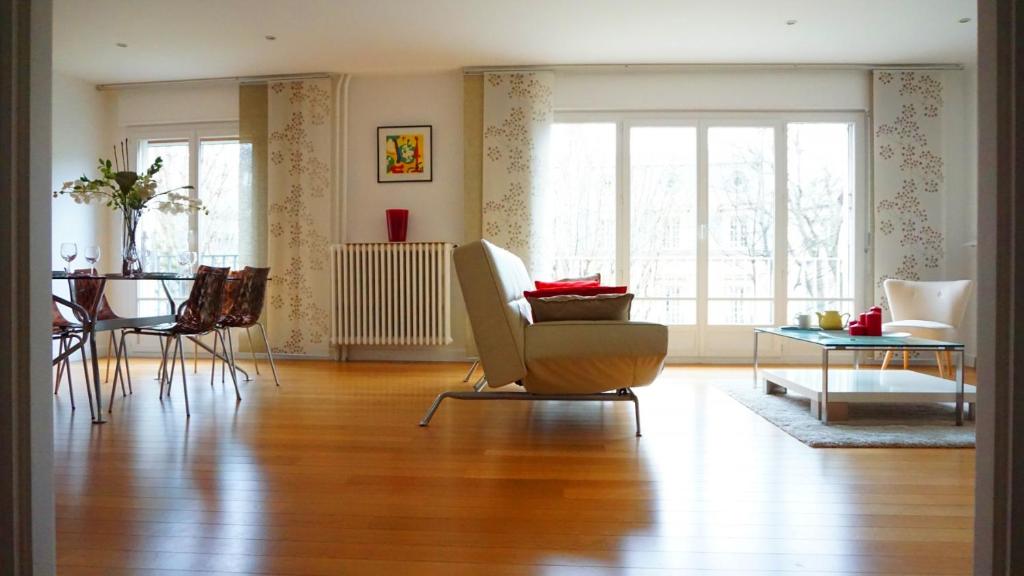 un salon avec une table et une chaise dans l'établissement Avenue Bugeaud - Paris 16, à Paris