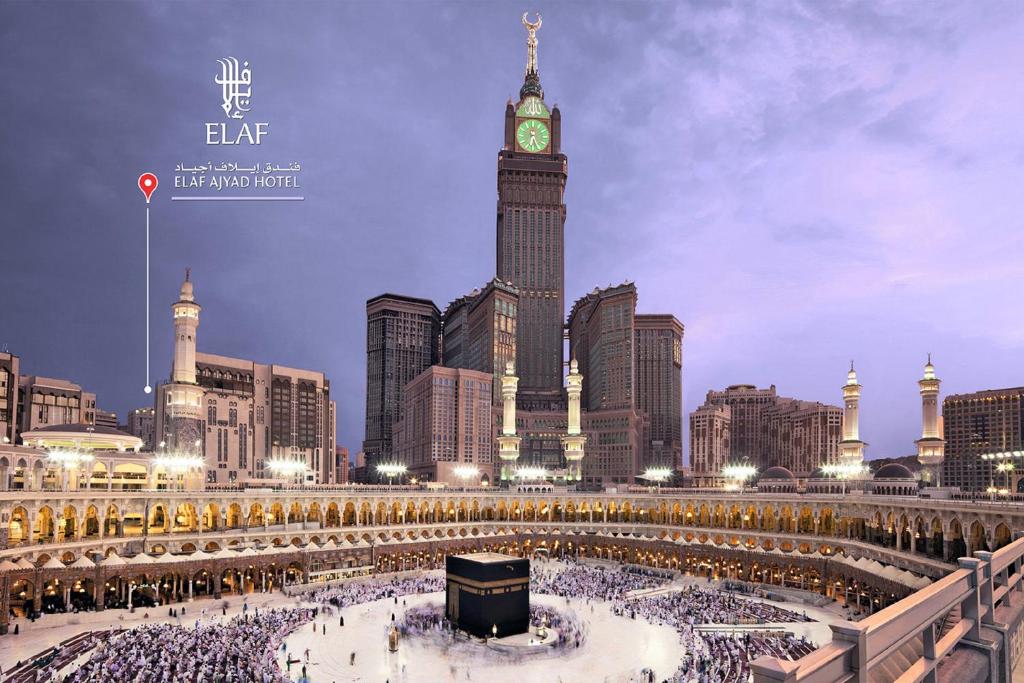 una ciudad con una torre de reloj y una multitud de personas en Elaf Ajyad Hotel Makkah, en La Meca