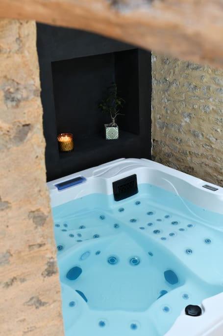 une baignoire jacuzzi dans l'angle d'une salle de bains dans l'établissement Jacuzzi idyllique à 1h de Paris, à Greneville-en-Beauce