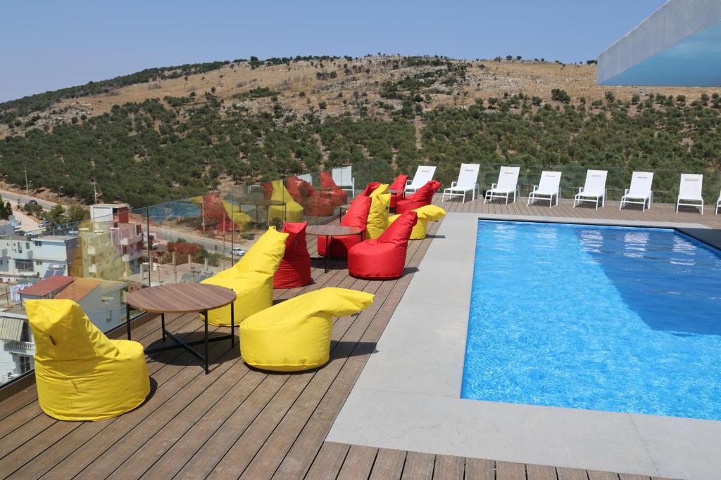 Bazén v ubytování Hotel Porta Ksamil nebo v jeho okolí