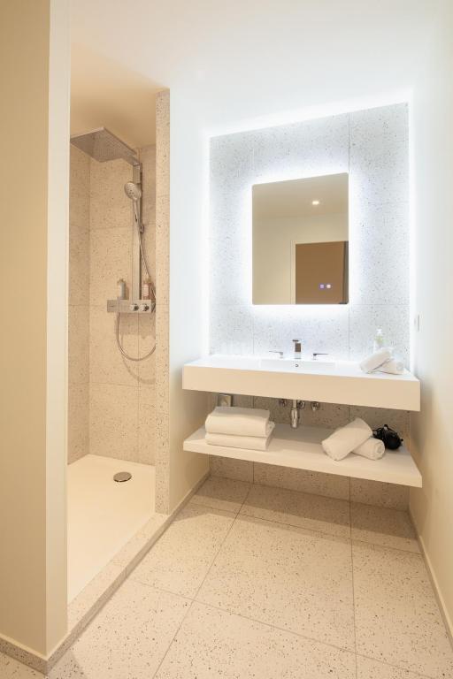 Koupelna v ubytování Hôtel La Suite