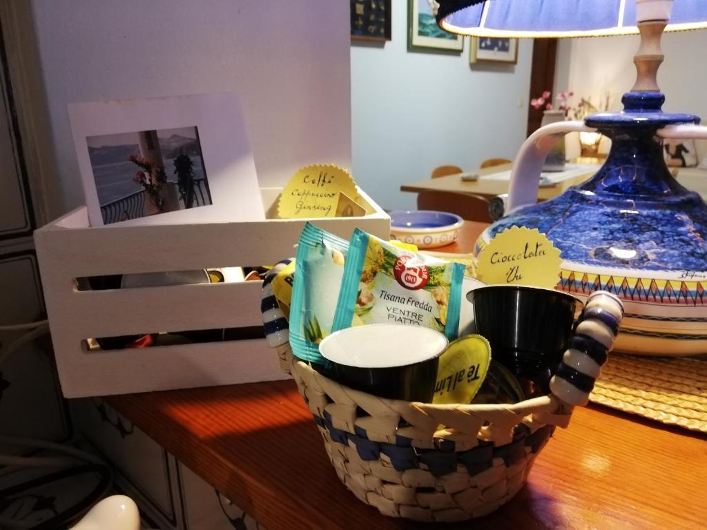 Příslušenství pro přípravu čaje a kávy v ubytování La casa del Capitano, l'uomo e il mare ...