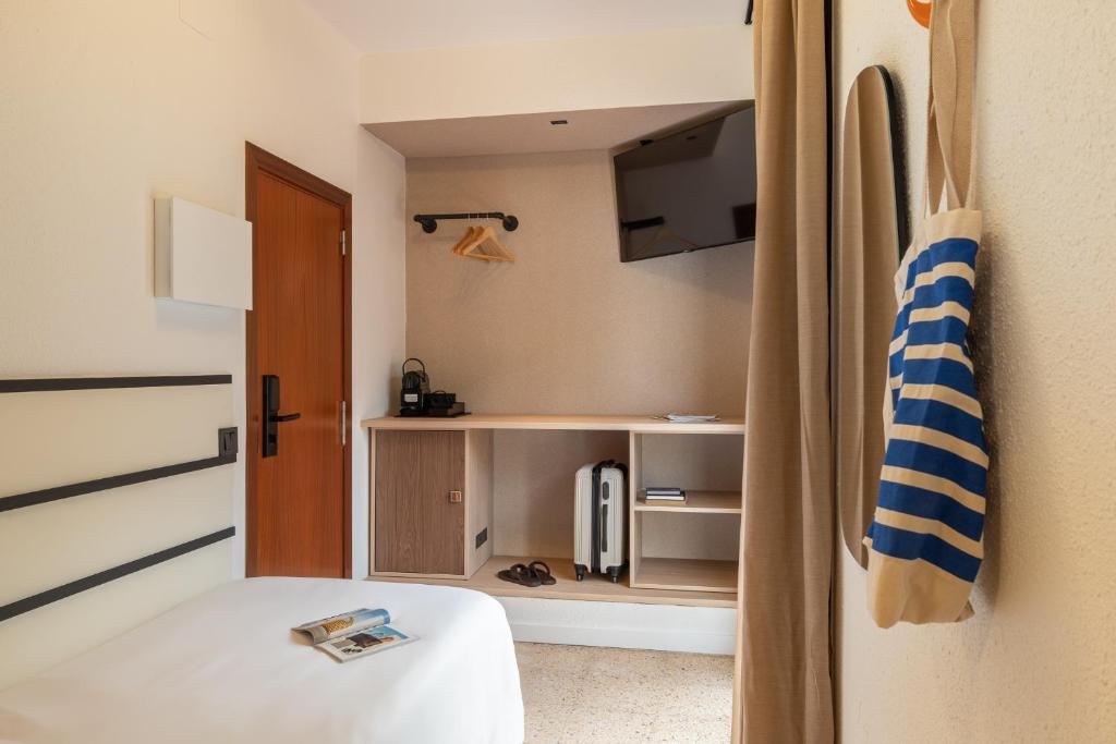 a small room with a bed and a kitchen at Hotel Robson - Smart Hotel in Lloret de Mar