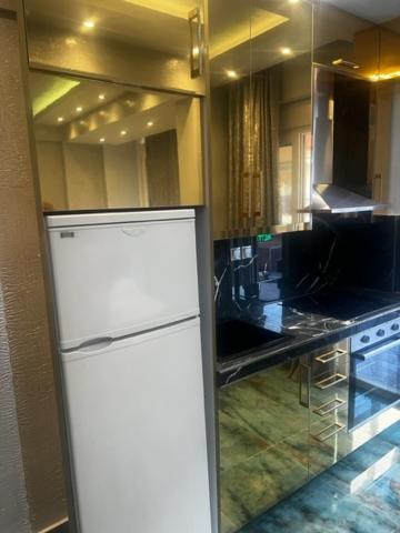 Η κουζίνα ή μικρή κουζίνα στο ΠΕΥΚΟΧΩΡΙ STUDIOS LUXURY 04 by antonis