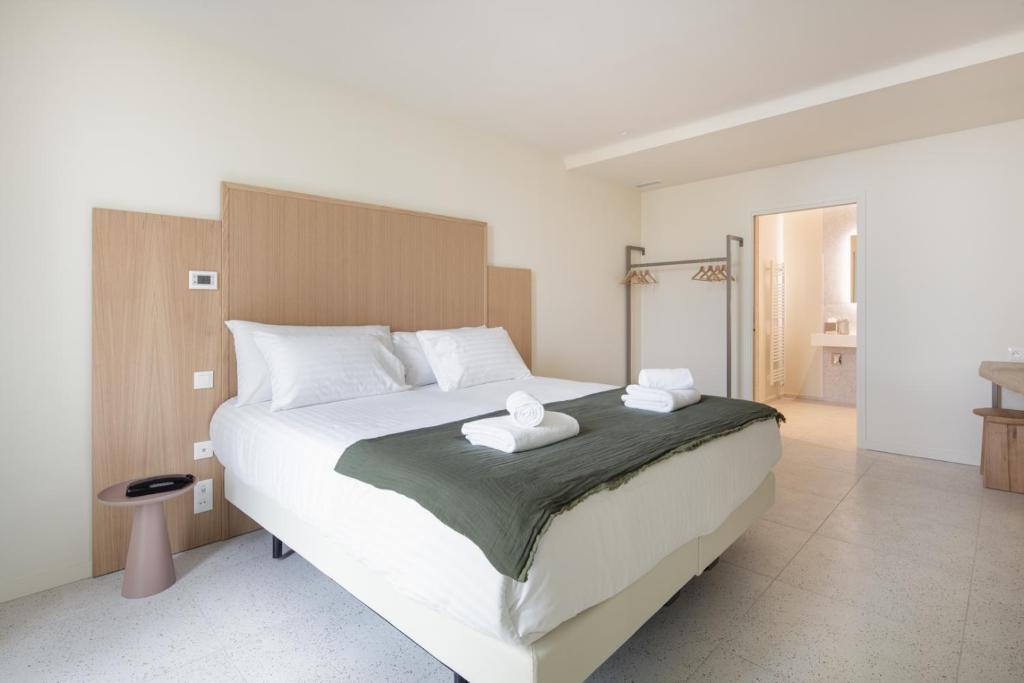 Postel nebo postele na pokoji v ubytování Hôtel La Suite