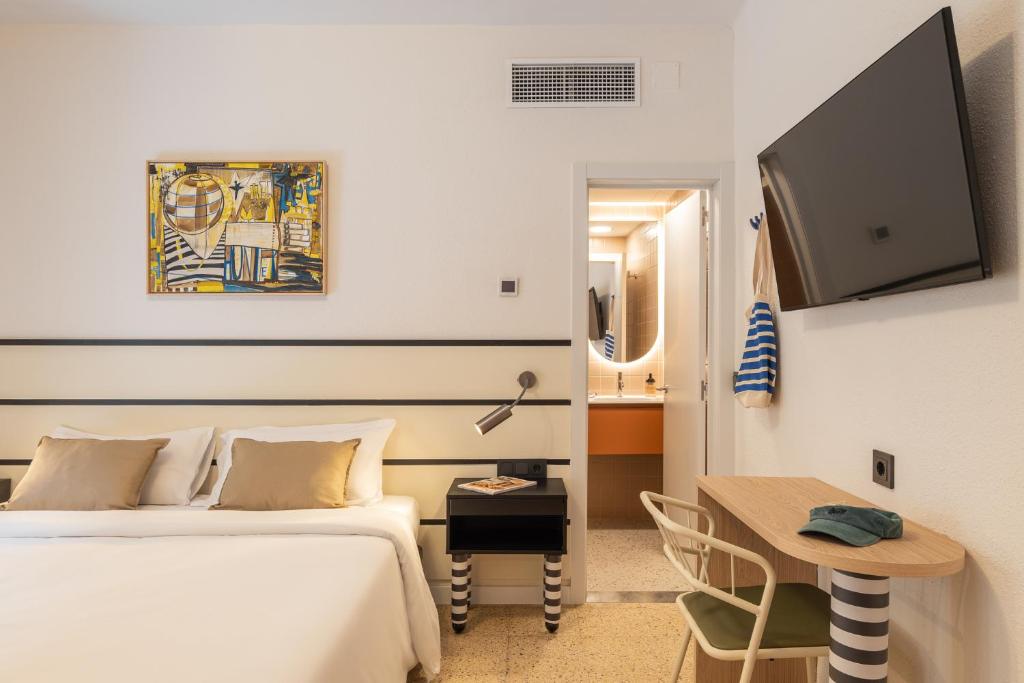 a hotel room with a bed and a table at Hotel Robson - Smart Hotel in Lloret de Mar