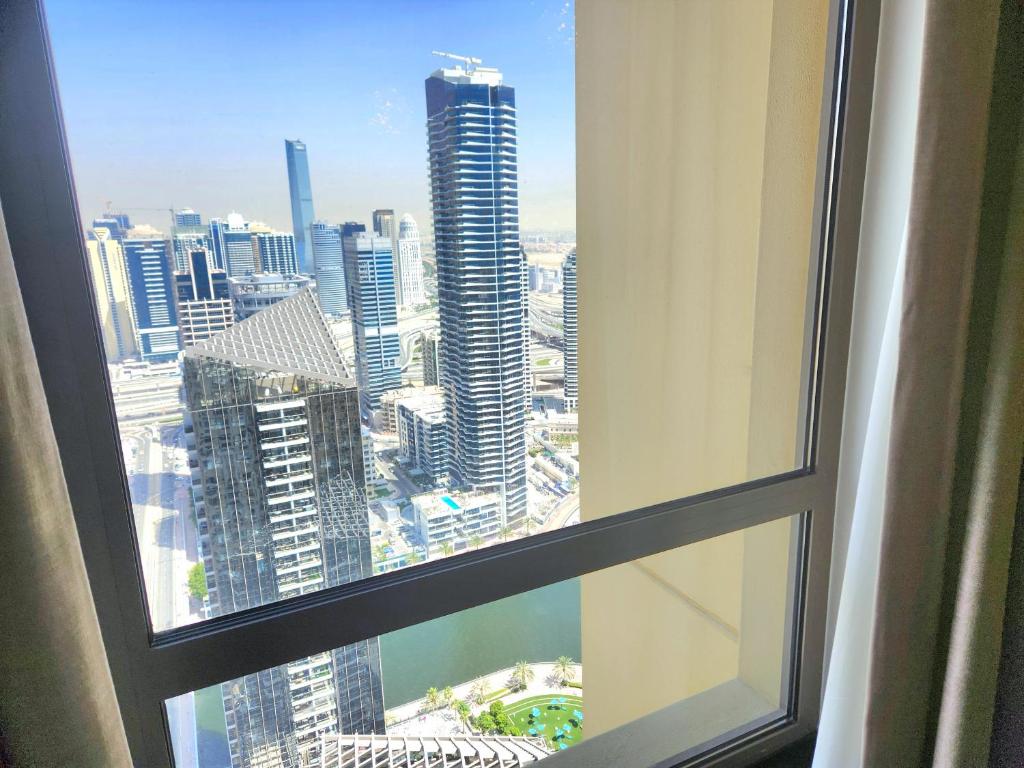 Nespecifikovaný výhled na destinaci Dubaj nebo výhled na město při pohledu z apartmánu