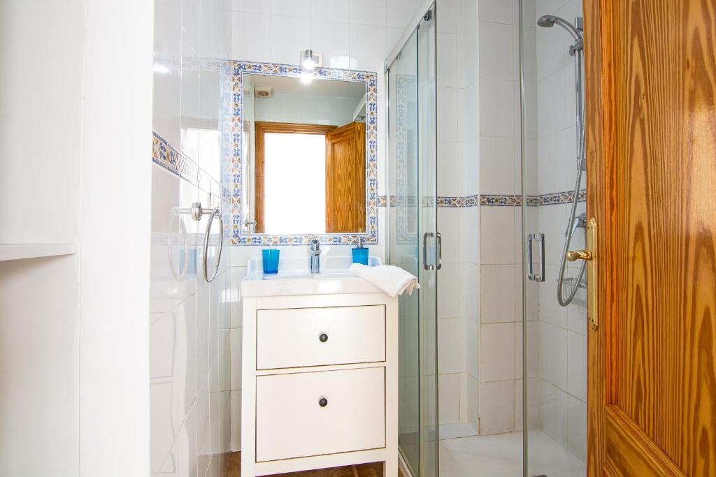 Zdjęcie z galerii obiektu Apartamentos La Casa del Barrio w mieście Maro