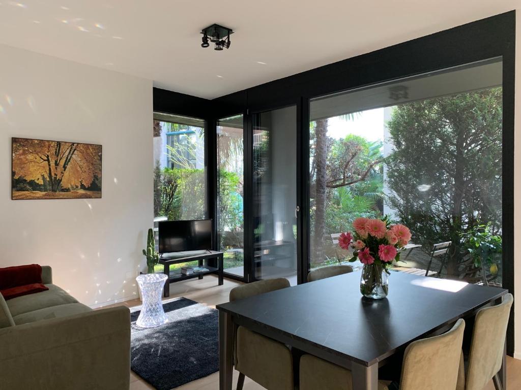 
Deluxe One-Bedroom Apartment with Garden View
