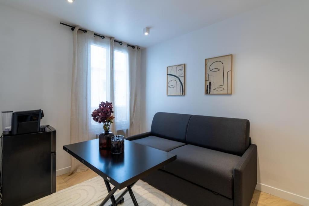 un salon avec un canapé et une table dans l'établissement Cozy modern-Paris7-Tour Eiffel-Champs de mars, à Paris