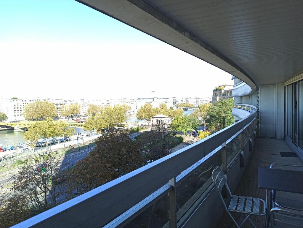 un balcon avec vue sur une ville dans l'établissement Quai André Citroen - Paris 15, à Paris