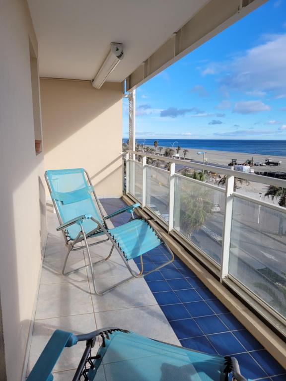 une chaise sur un balcon avec vue sur la plage dans l'établissement Appartement 80 m2, T 3 vue imprenable face à la mer, à Canet