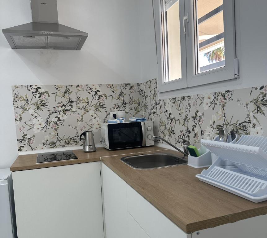 A kitchen or kitchenette at Hotel Avenida