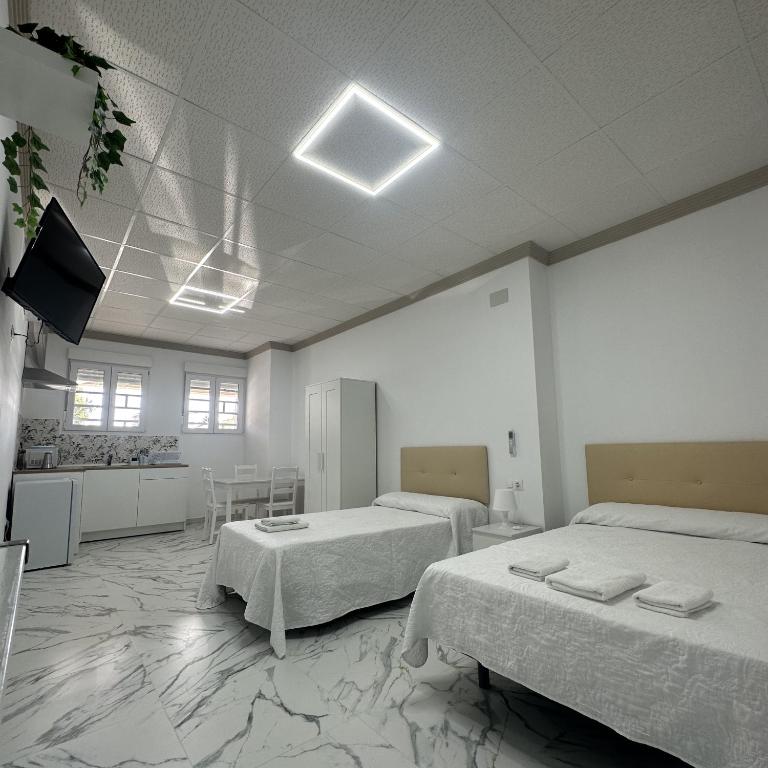 A bed or beds in a room at Hotel Avenida