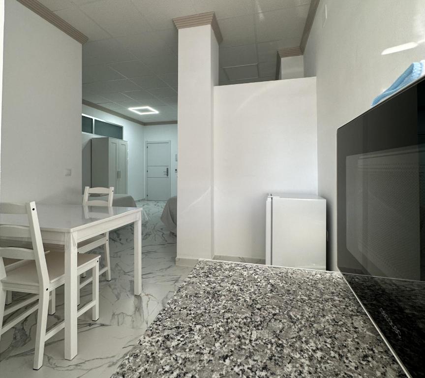 A kitchen or kitchenette at Hotel Avenida