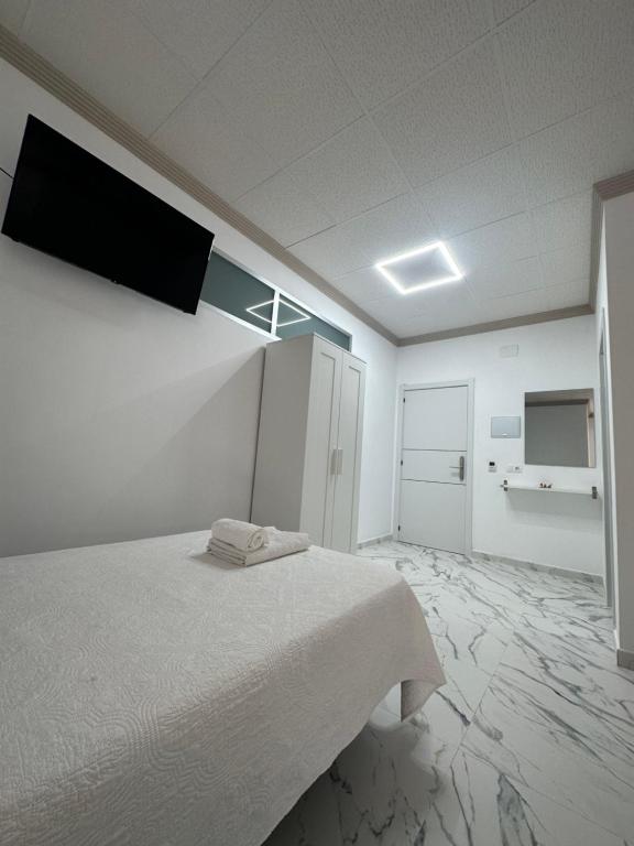 A bed or beds in a room at Hotel Avenida