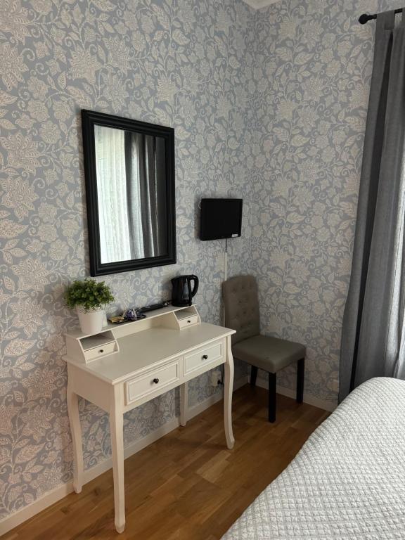 Televiisor ja/või meelelahutuskeskus majutusasutuses Nautic Hotell