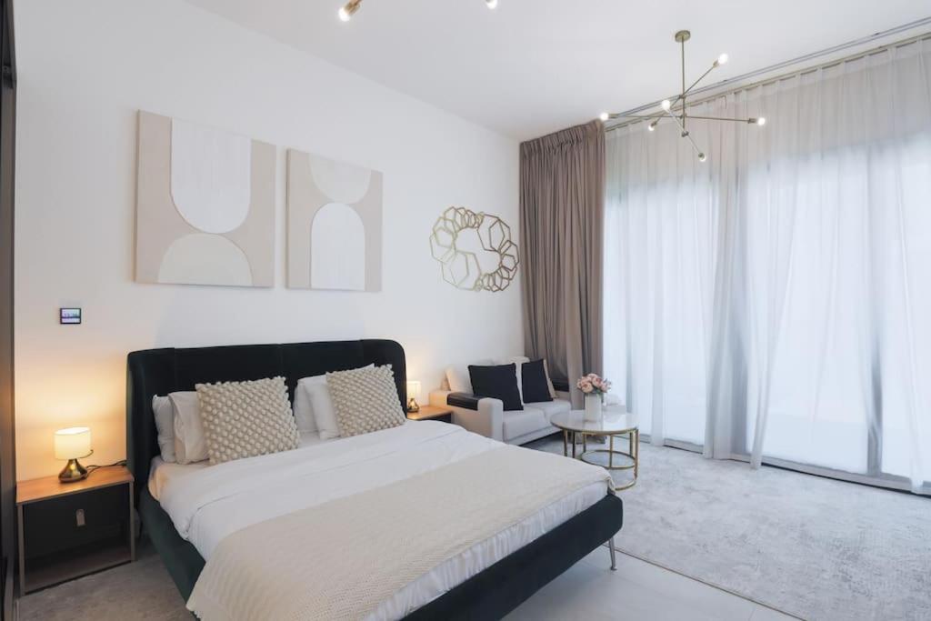 Кровать или кровати в номере Elegant Studio in Binghatti Canal