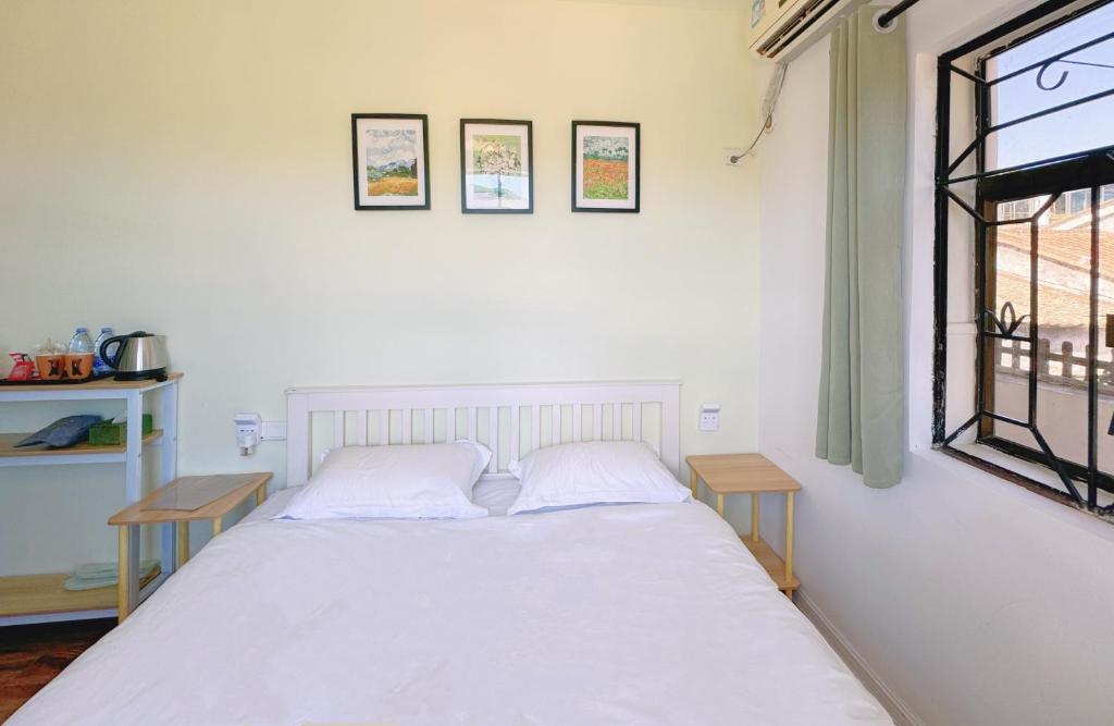 Postel nebo postele na pokoji v ubytování Cloud Tree Inn Boutique Guesthouse XiChong DaPeng ShenZhen 深圳大鹏西涌云树里民宿Yun Shu Li
