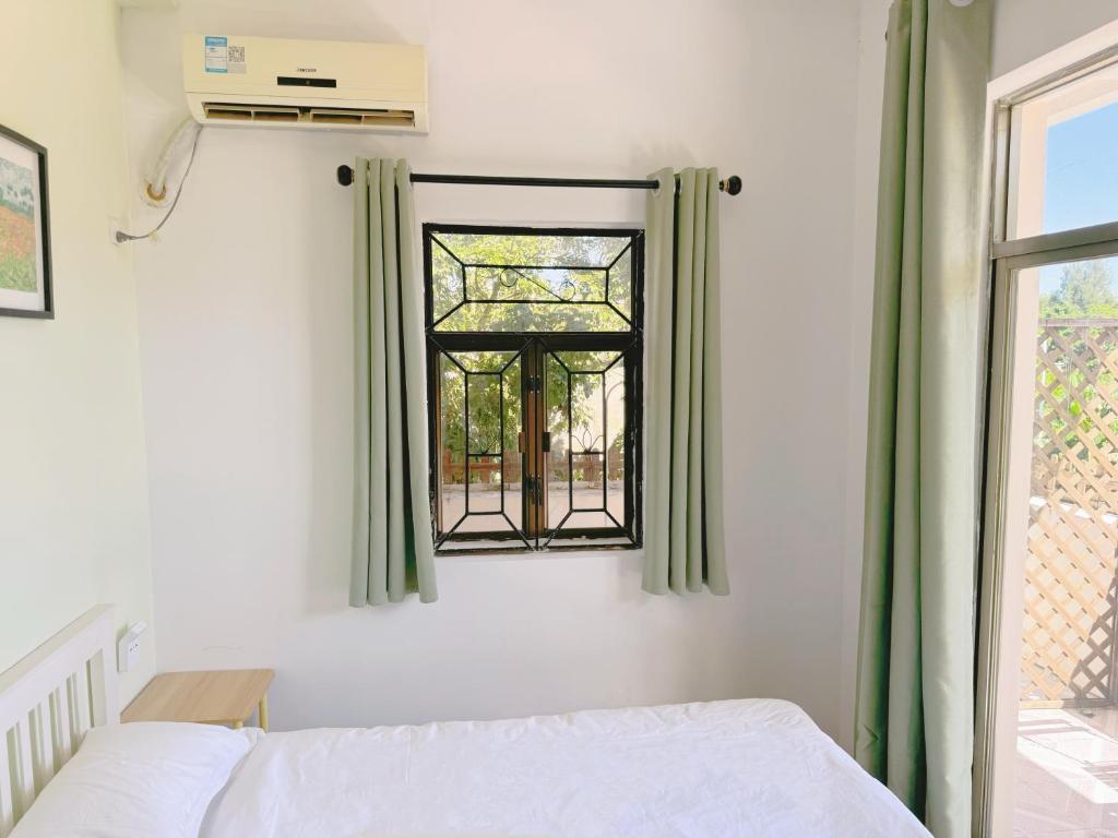 Postel nebo postele na pokoji v ubytování Cloud Tree Inn Boutique Guesthouse XiChong DaPeng ShenZhen 深圳大鹏西涌云树里民宿Yun Shu Li