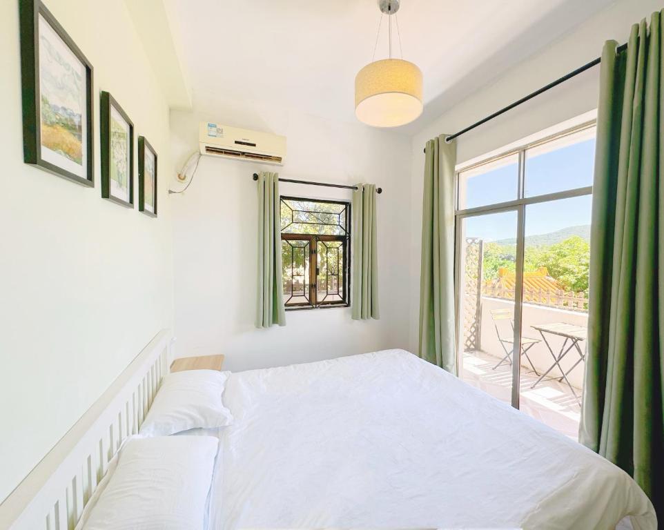 Postel nebo postele na pokoji v ubytování Cloud Tree Inn Boutique Guesthouse XiChong DaPeng ShenZhen 深圳大鹏西涌云树里民宿Yun Shu Li