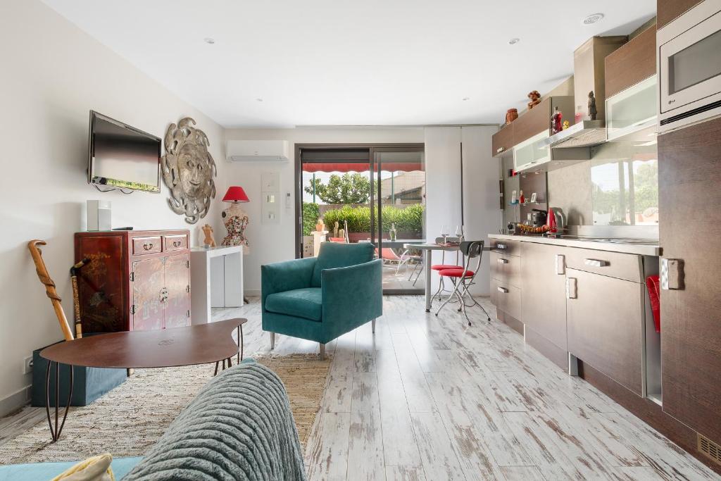 une cuisine et un salon avec un canapé et une table dans l'établissement Naturistecapdagde Villa Port Venus Serenity, au Cap d'Agde